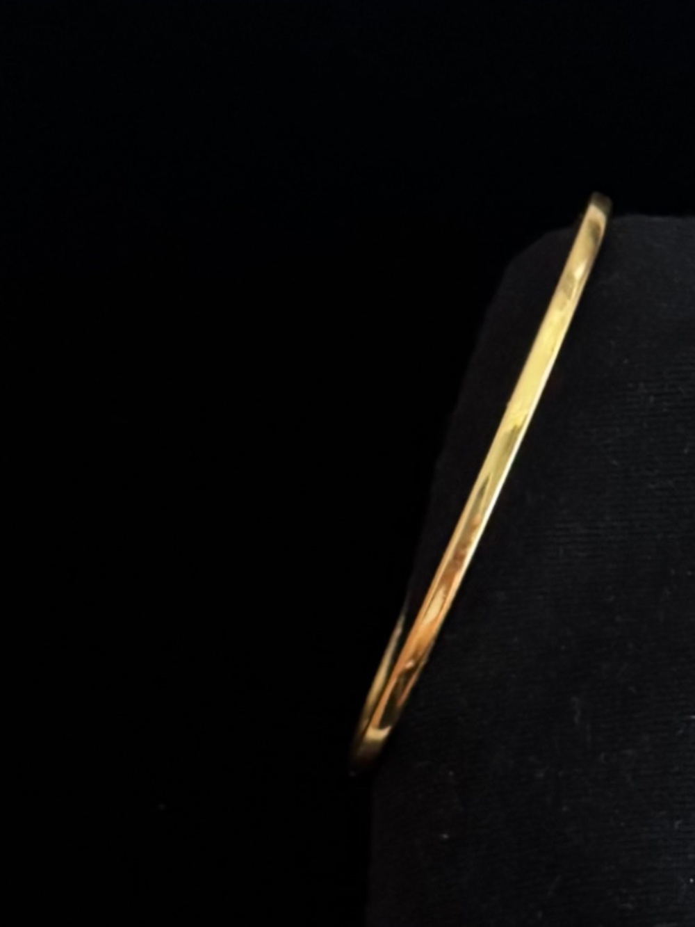 ROBERTO COIN - 18K Yellow Gold Oval Hinge Slim Bangle - Picture 10 of 12